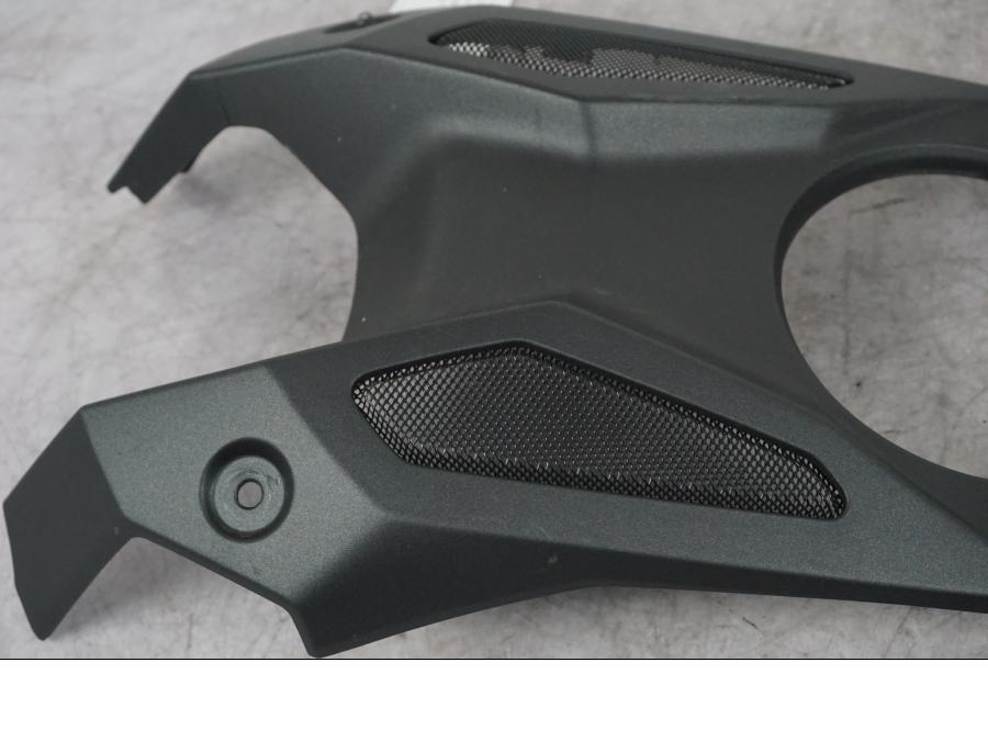 Baksidan på Bensintankskåpa från en Yamaha MT-09 -2024 motorcykel.