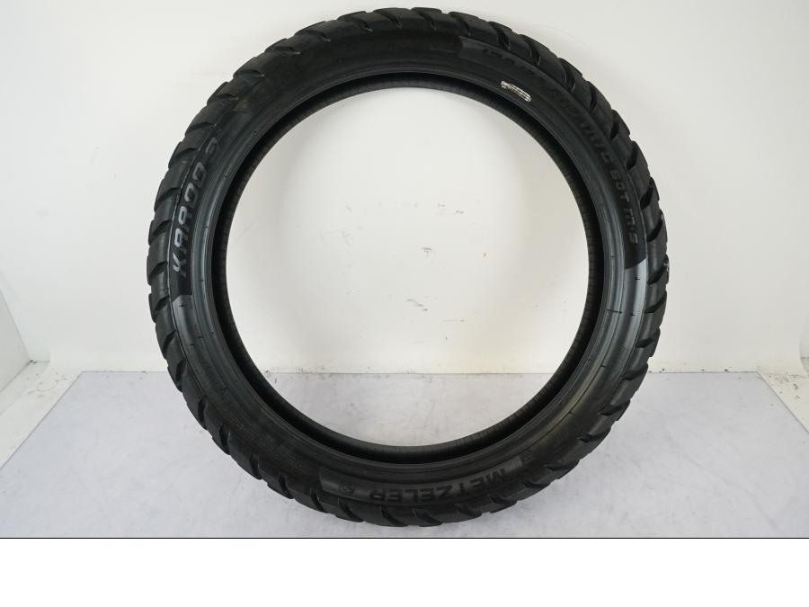 Extrabild1 på <p>Begagnad däck av märket Metzeler.</p>

<p>Modell Karoo 3.</p>

<p>Dimension 120/70 R 19 M/C 60T M S. </p>

<p>Mönsterdjup ca: 40% kvar.</p>

<p>Tillv: Vecka 4, år 2019.</p> moped.