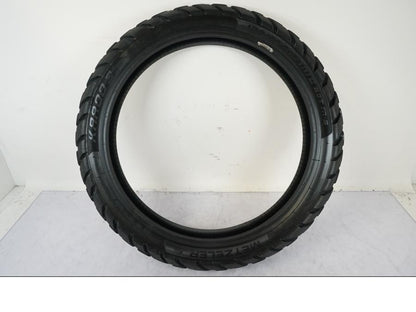 Extrabild1 på <p>Begagnad däck av märket Metzeler.</p>

<p>Modell Karoo 3.</p>

<p>Dimension 120/70 R 19 M/C 60T M S. </p>

<p>Mönsterdjup ca: 40% kvar.</p>

<p>Tillv: Vecka 4, år 2019.</p> moped.