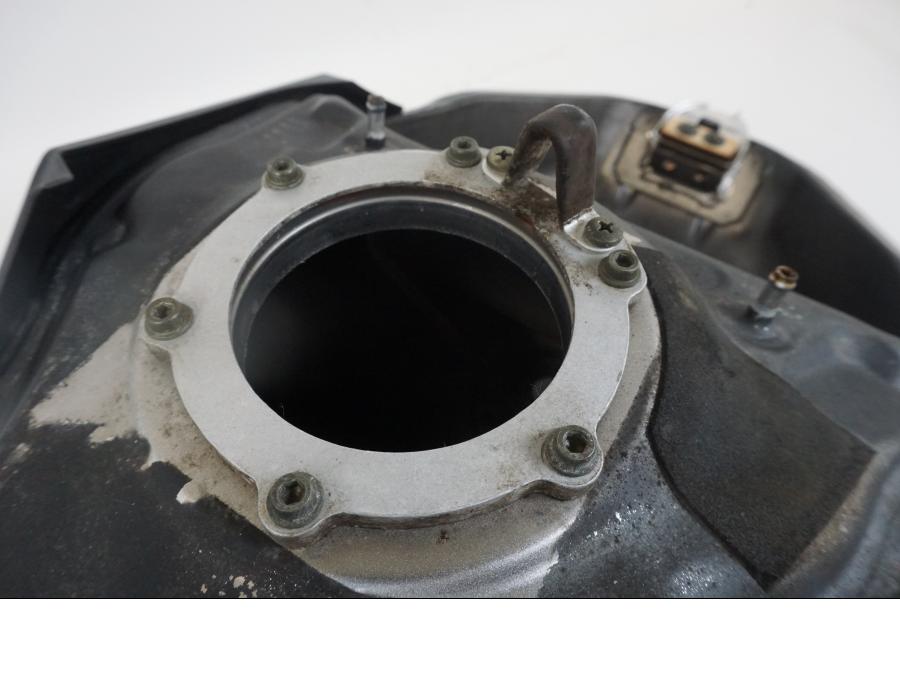 Extrabild1 på Bensintank från en Yamaha YZF 1000 R1 -2002 motorcykel.