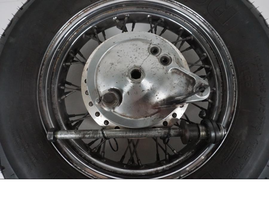 Snett uppifrån på Hjulpaket från en Honda VT 600 C -1995 motorcykel.