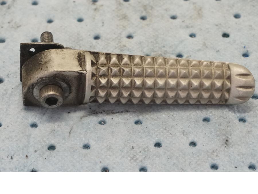 Framsidan på Fotpinne från en Yamaha YZF 1000 R1 -2003 motorcykel.