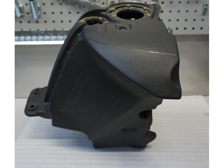 Framsidan på Bensintank från en BMW K 1300 R -2011 motorcykel.