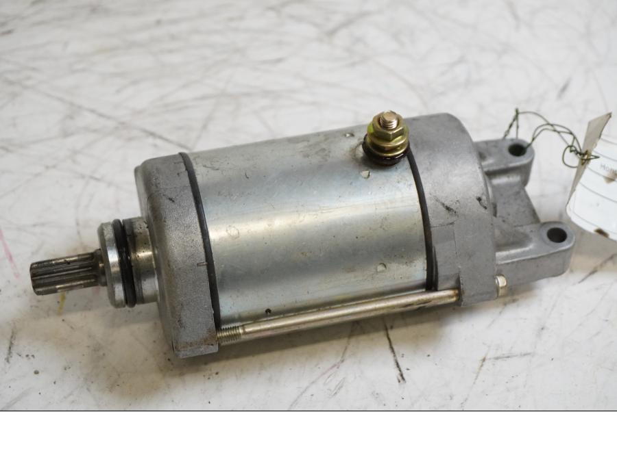 Framsidan på Startmotor från en Honda CB 600 Hornet -1999 motorcykel.