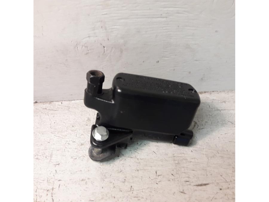 Framsidan på Bromshuvudcylinder från en Honda ADV 750 -2017 motorcykel.