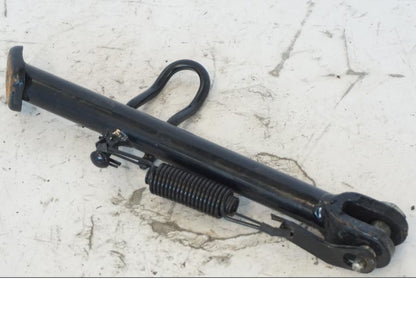 Vänster sida på Sidostöd från en Kymco Agility 125 -2019 scooter.