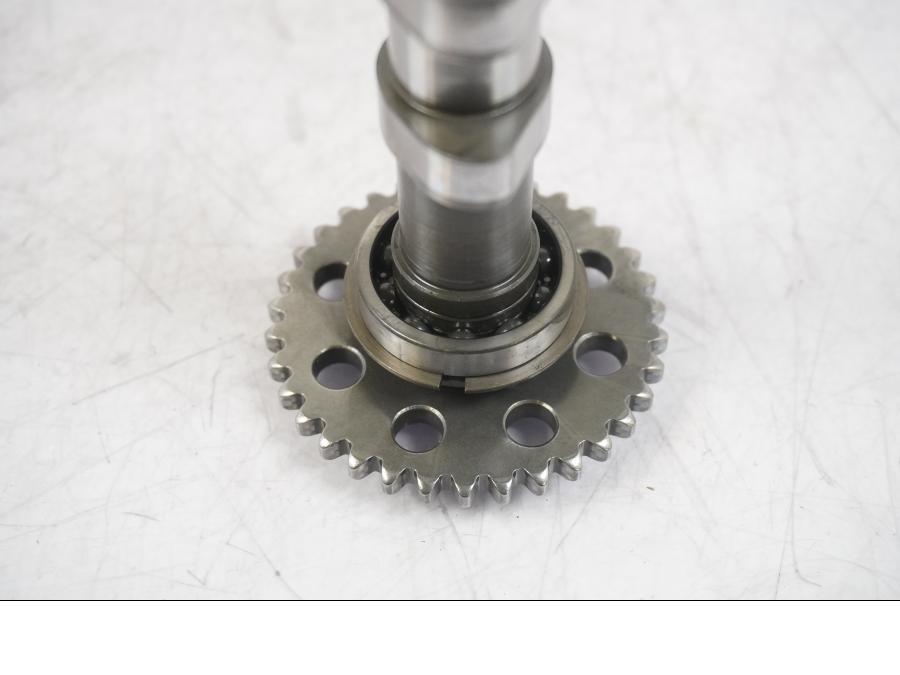 Vänster sida på Kamaxel från en KTM 125 Duke -2017 motorcykel.