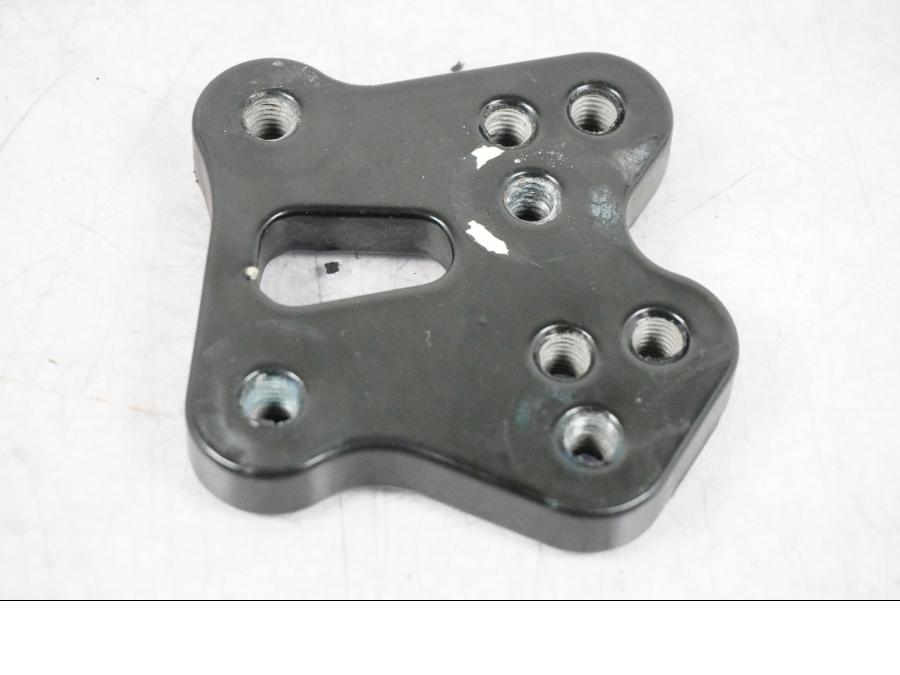 Framsidan på Fotpinnefäste inre från en Suzuki GSX-R 1000 -2008 motorcykel.