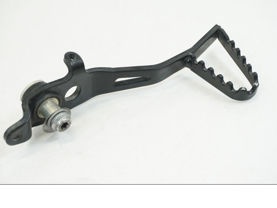 Snett nerifrån på Bromspedal från en BMW R 1250 GS -2019 motorcykel.