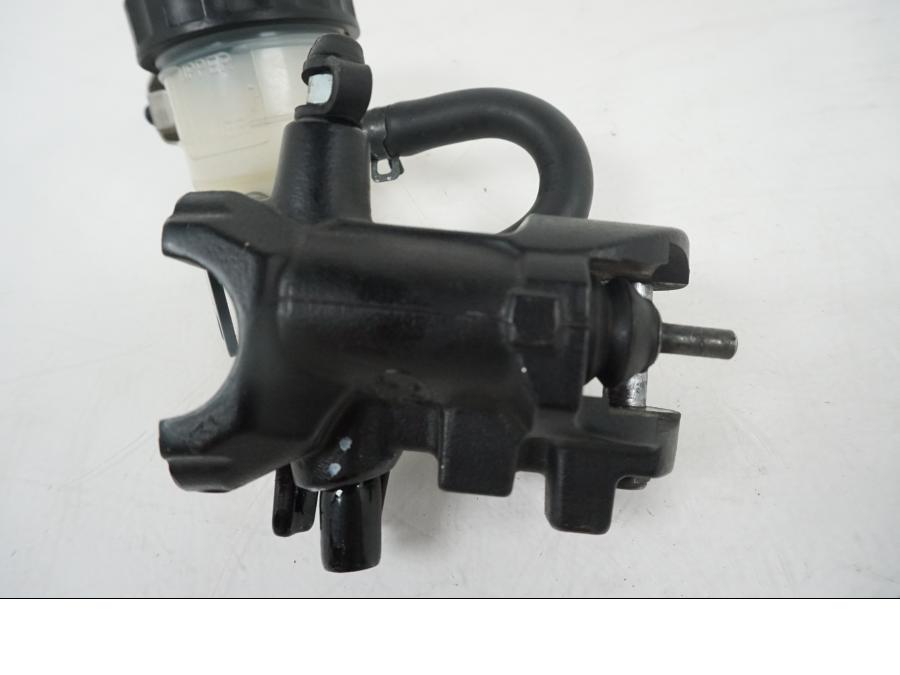 Baksidan på Bromshuvudcylinder från en Triumph Speed Triple -2009 motorcykel.