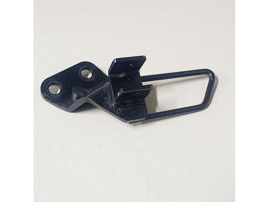 Framsidan på Fotpinnefäste från en Suzuki VL 800 -2001 motorcykel.