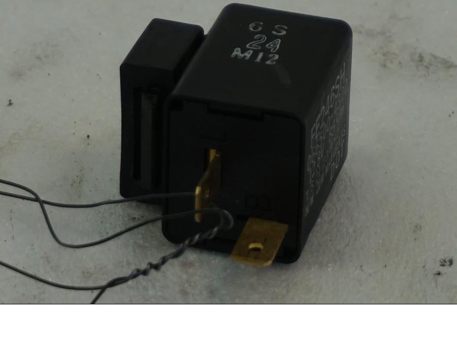 Baksidan på Blinkersrelä från en Suzuki DL 1000 -2016 motorcykel.