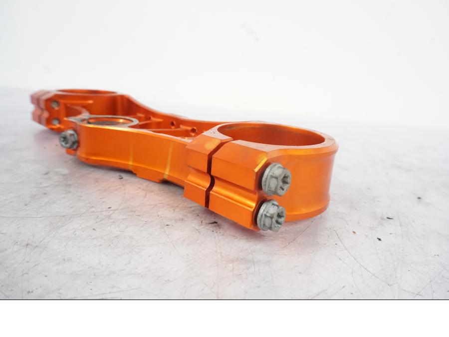 Snett nerifrån på Gaffelkrona från en KTM 690 SMCR -2016 motorcykel.