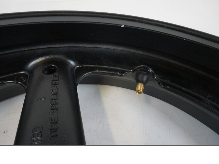 Vänster sida på Fälg från en Suzuki GSX 600 F -1998 motorcykel.