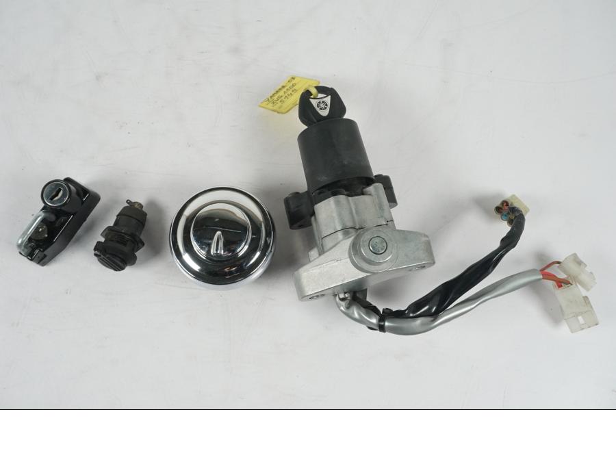 Framsidan på Låssats från en Yamaha XVS 1100 -2003 motorcykel.