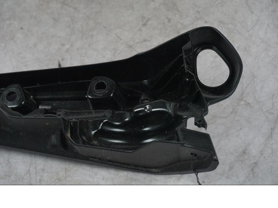 Vänster sida på Vattenkylkåpa från en Yamaha MT-09 -2024 motorcykel.