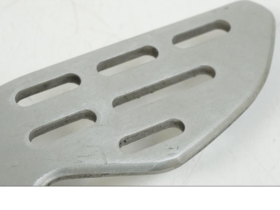 Vänster sida på Fotpinnefäste från en Yamaha YZF 1000 R1 -2007 motorcykel.