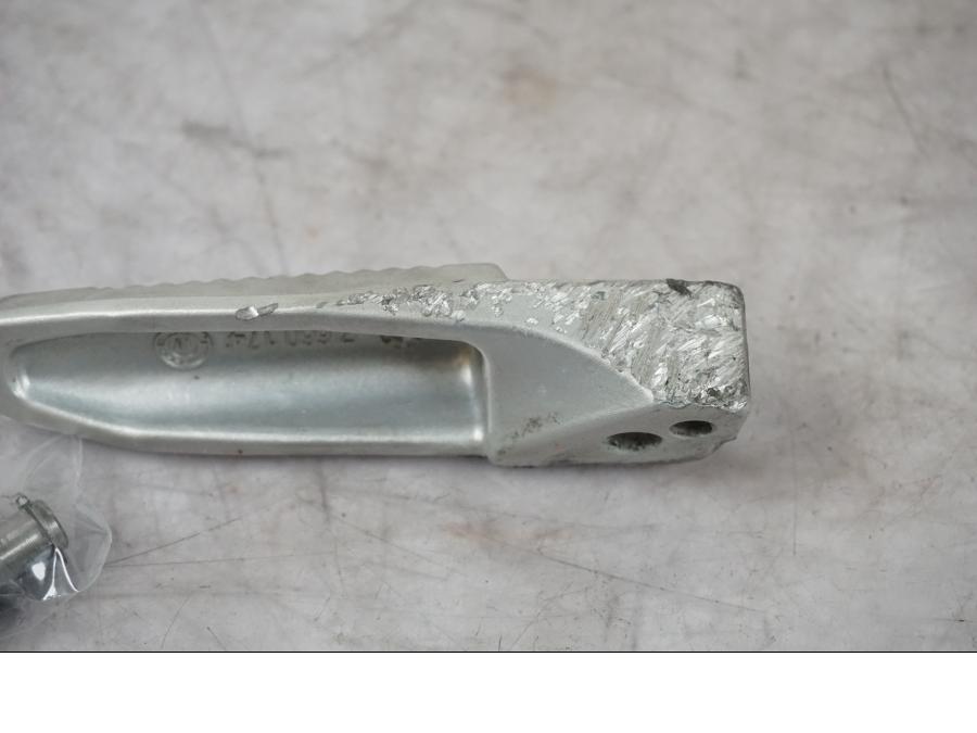 Vänster sida på Fotpinne från en BMW F 800 R -2018 motorcykel.