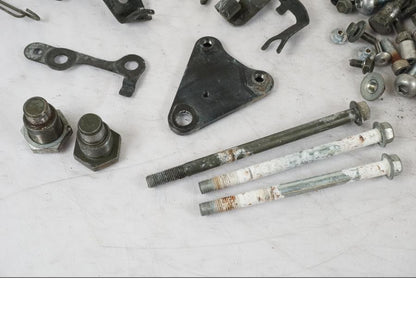 Baksidan på Skruv / Mutter etc från en Suzuki VL 800 -2002 motorcykel.