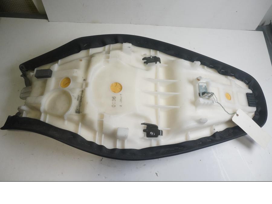 Vänster sida på Sadel från en Kawasaki ZZR 1100 -1991 motorcykel.