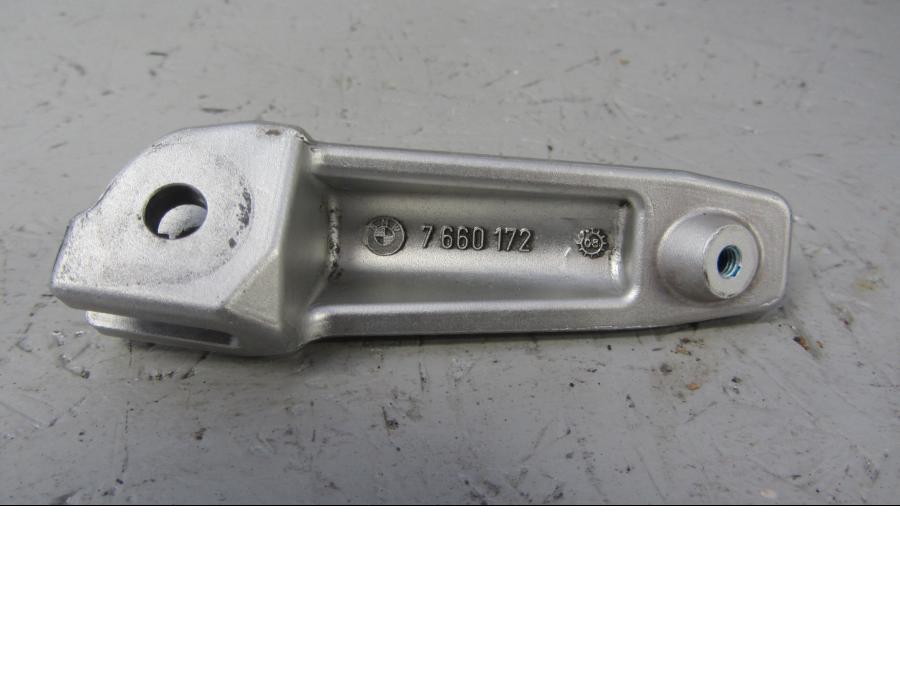 Vänster sida på Fotpinne från en BMW F 800 R -2012 motorcykel.