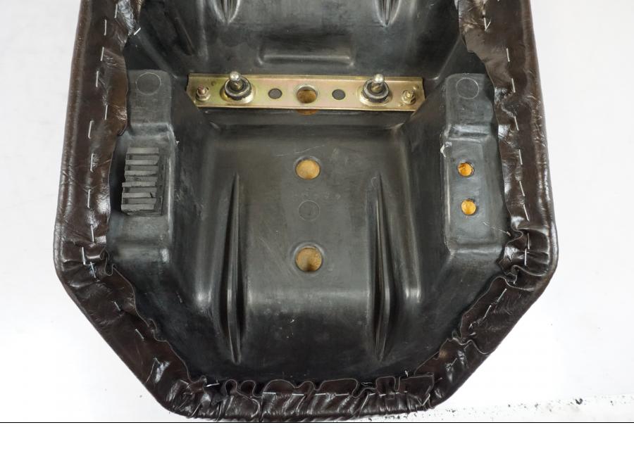 Snett uppifrån på Sadel från en Suzuki GSX 550 EF -1985 motorcykel.