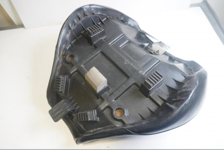 Höger sida på Sadel från en Suzuki VL 800 -2001 motorcykel.