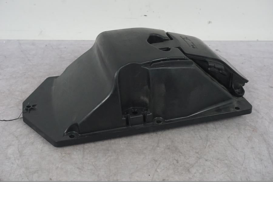 Framsidan på Luftburk från en KTM 1290 Super Adventure S -2022 motorcykel.