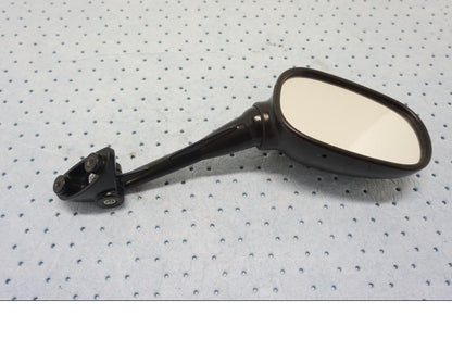 Baksidan på Backspegel från en BMW F 800 ST -2007 motorcykel.