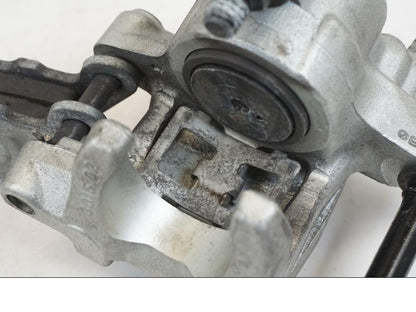 Snett nerifrån på Bromsok från en Husqvarna 701 Supermoto -2020 motorcykel.