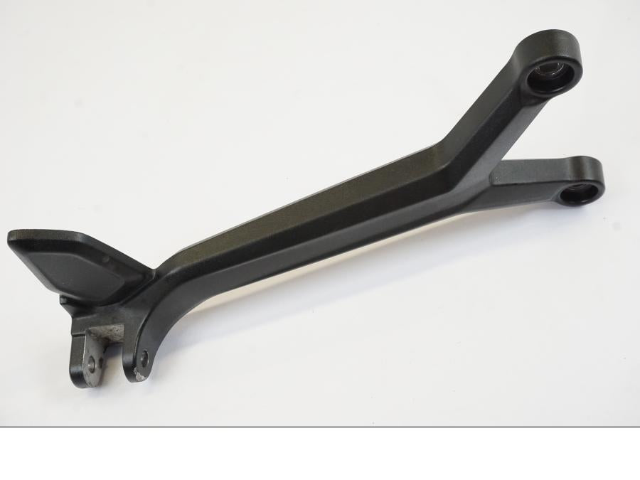 Höger sida på Fotpinnefäste från en Triumph Trident -2021 motorcykel.