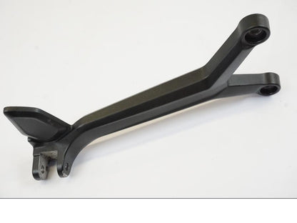 Höger sida på Fotpinnefäste från en Triumph Trident -2021 motorcykel.