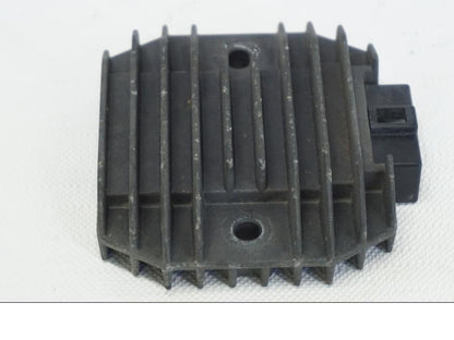 Vänster sida på Likriktare från en Yamaha TDM 850 -1998 motorcykel.