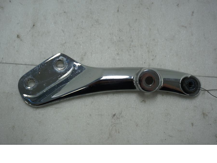 Framsidan på Bakskärmstag från en Triumph Thunderbird 900 -2000 motorcykel.