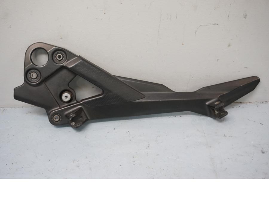 Framsidan på Fotpinnefäste från en Yamaha XJ 6 -2011 motorcykel.