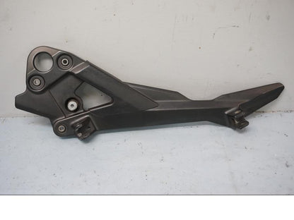 Framsidan på Fotpinnefäste från en Yamaha XJ 6 -2011 motorcykel.