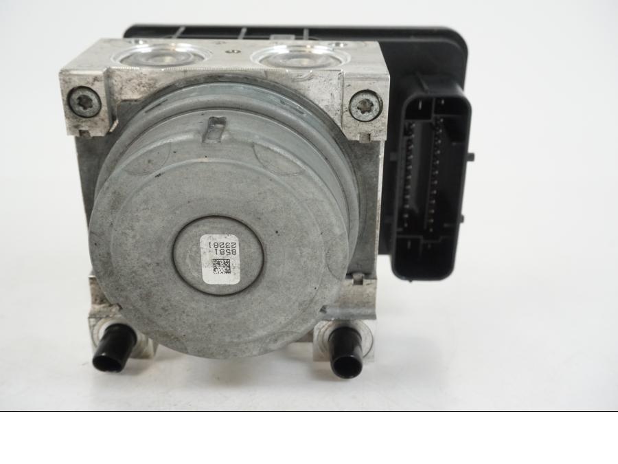 Snett uppifrån på ABS Modulator från en BMW S 1000 R -2019 motorcykel.