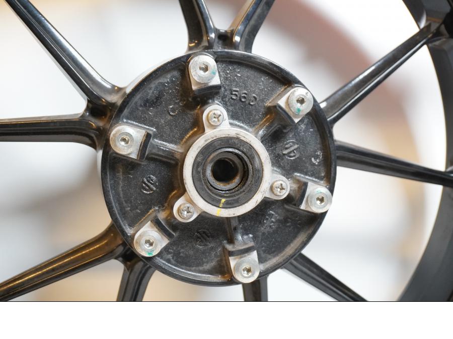 Baksidan på Fälg från en KTM 125 Duke -2017 motorcykel.