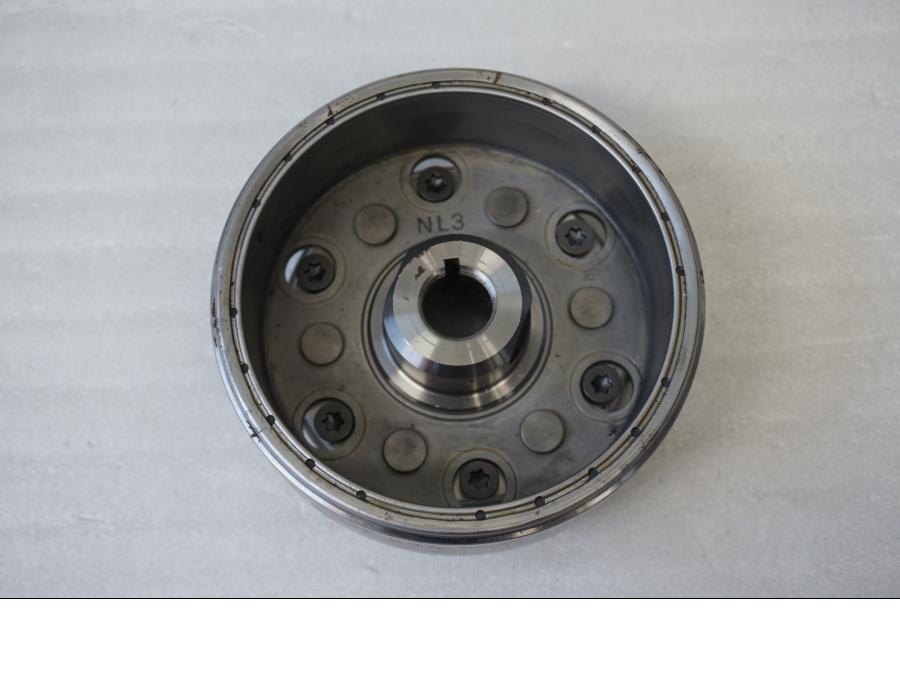 Framsidan på Generator från en Honda CBR 600 -2000 motorcykel.