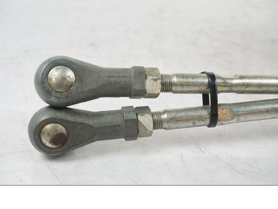 Snett nerifrån på Länkarm från en Suzuki LTA 750 XP E -2009 motorcykel.