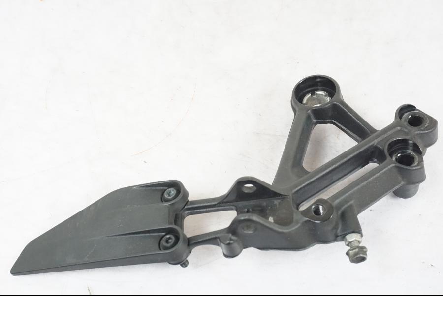 Framsidan på Fotpinnefäste från en KTM 390 Duke -2018 motorcykel.