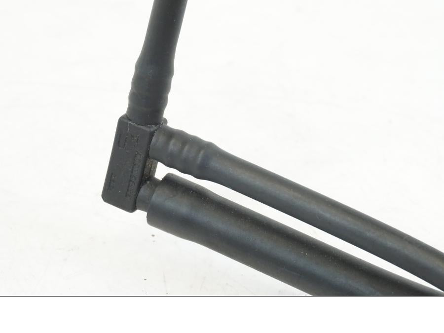 Vänster sida på Bensinledning från en Ducati Hyperstrada -2013 motorcykel.