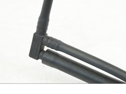 Vänster sida på Bensinledning från en Ducati Hyperstrada -2013 motorcykel.