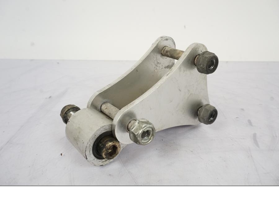 Framsidan på Stötdämparlänkage från en Honda VFR 750 -1994 motorcykel.