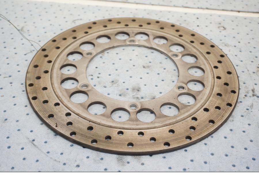 Framsidan på Bromsskiva från en Yamaha XV 1600 -1999 motorcykel.