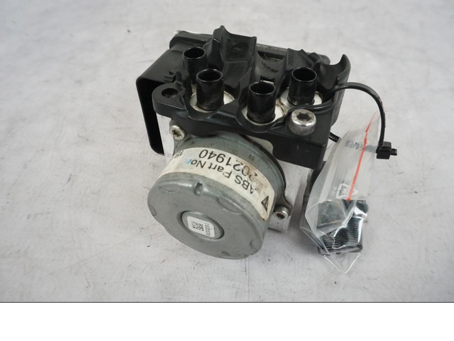 Baksidan på ABS Modulator från en Triumph Bonneville T120 -2021 motorcykel.