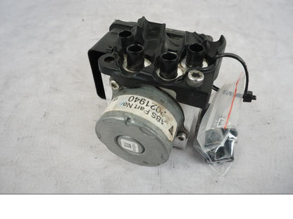 Baksidan på ABS Modulator från en Triumph Bonneville T120 -2021 motorcykel.