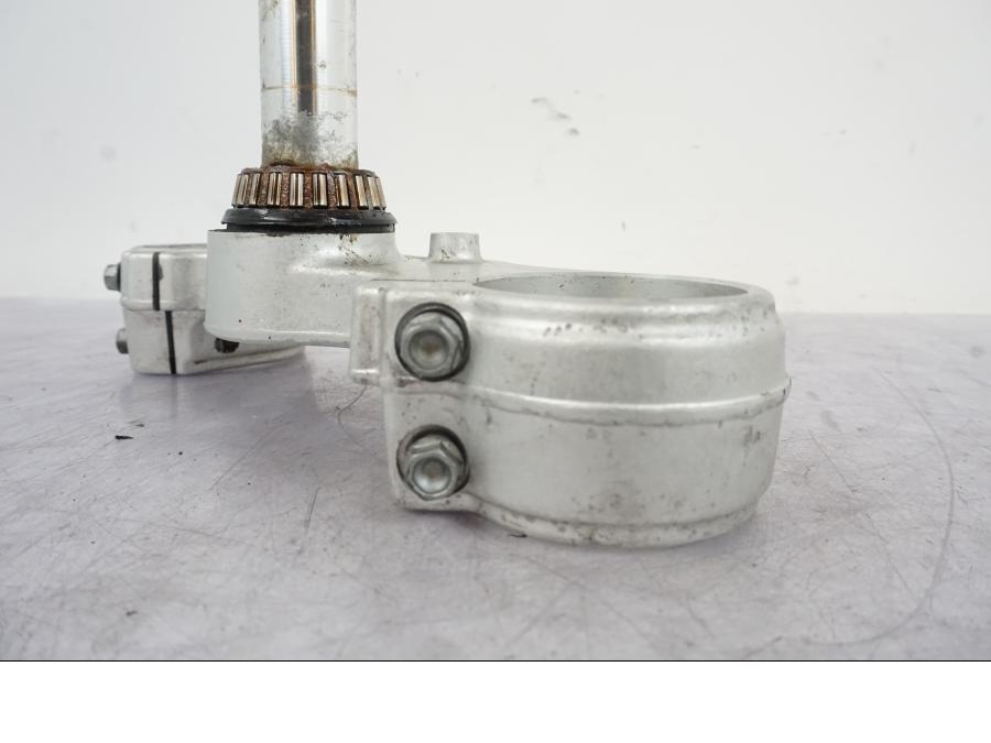 Snett nerifrån på Gaffelkrona från en KTM 640 SM -2005 motorcykel.