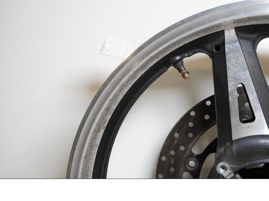 Snett nerifrån på Fälg från en Yamaha XV 1700 -2003 motorcykel.
