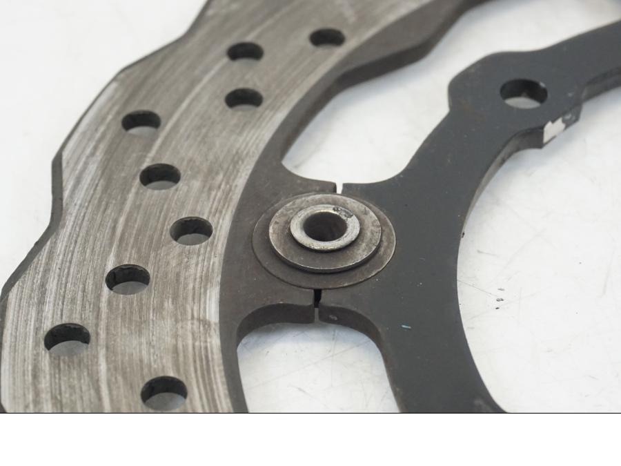 Höger sida på Bromsskiva från en Yamaha XSR 700 -2016 motorcykel.